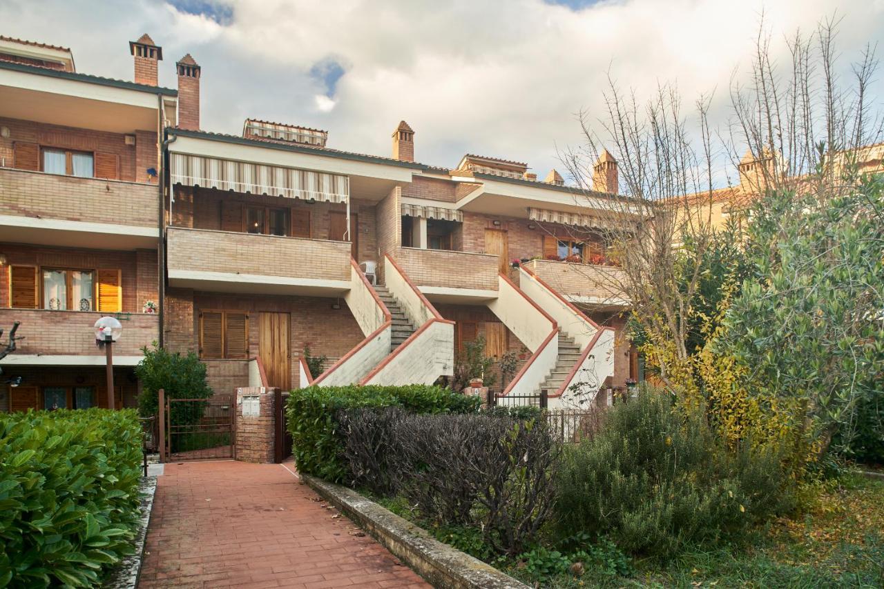 Little Brick House On Siena Hills With Balconies Exterior foto