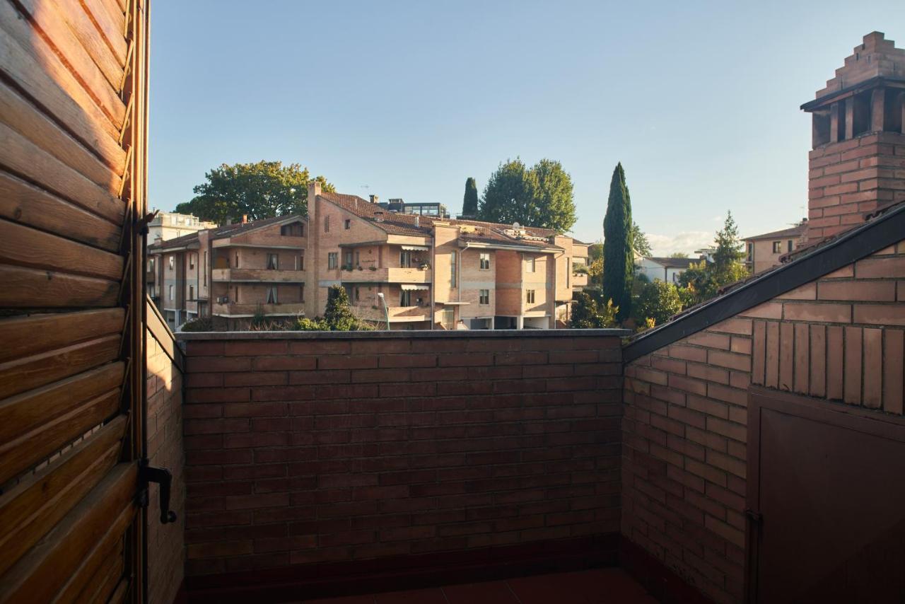 Little Brick House On Siena Hills With Balconies Exterior foto