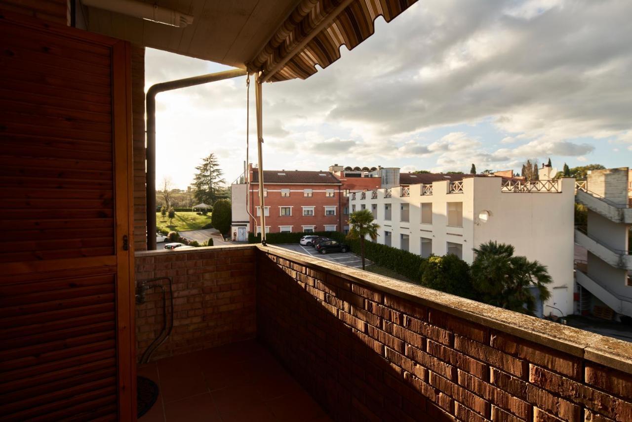 Little Brick House On Siena Hills With Balconies Exterior foto